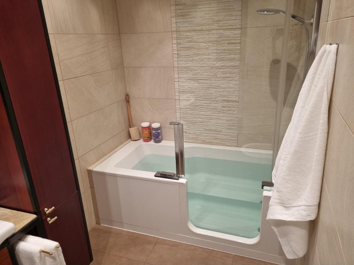 וינה Villa With Private Sauna And Jacuzzi, 8 Min From Schloss Schoebrunn מראה חיצוני תמונה