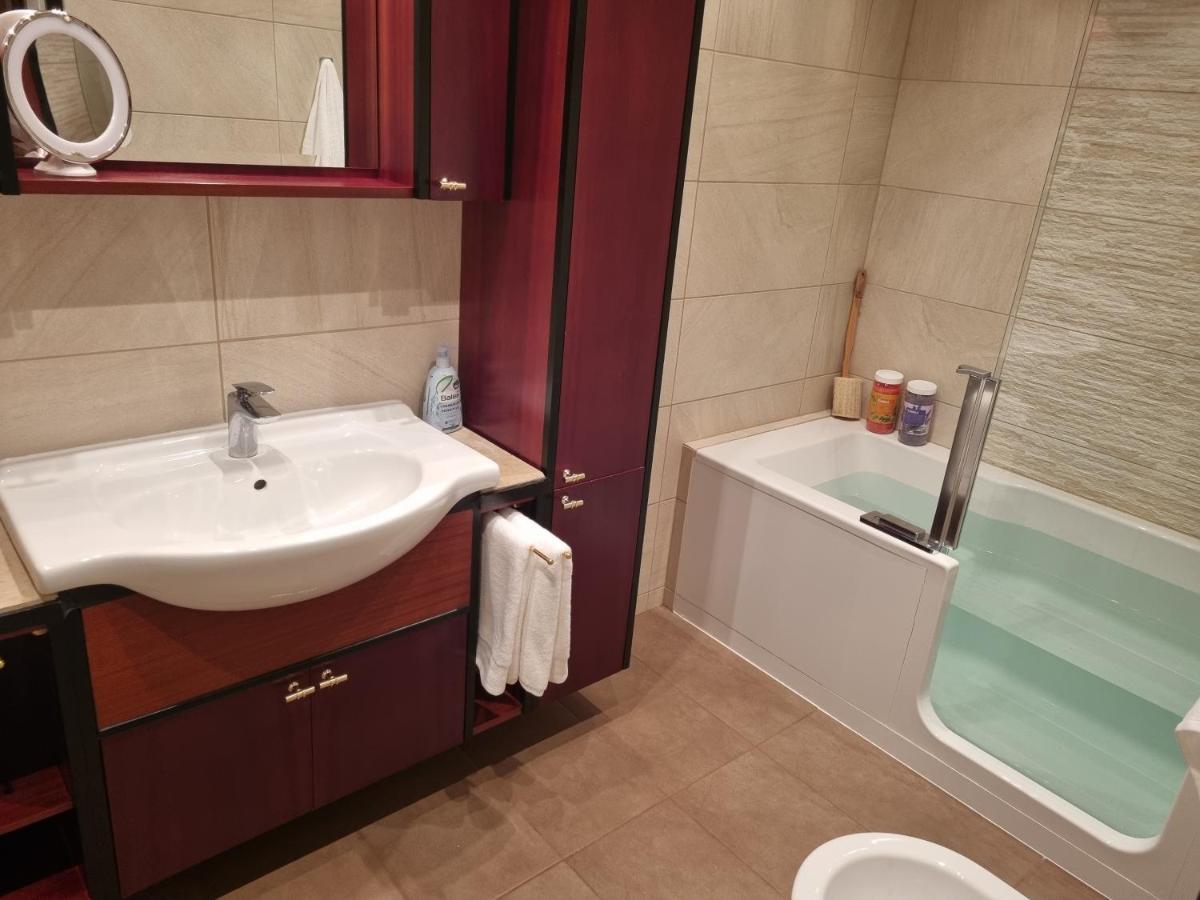 וינה Villa With Private Sauna And Jacuzzi, 8 Min From Schloss Schoebrunn מראה חיצוני תמונה